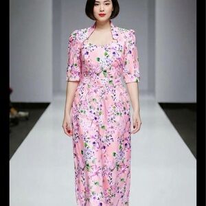 Elegant Pink Floral Jumpsuit elastic in the back.&zipper